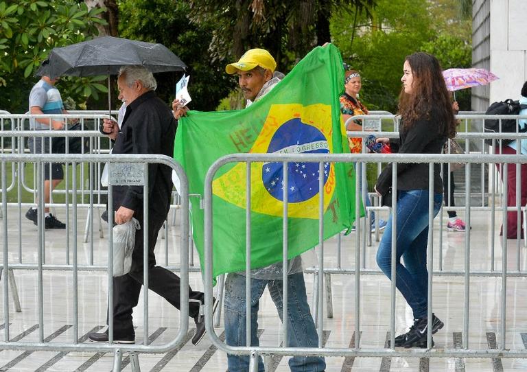 Público já começa entrar no velório de Gugu Liberato