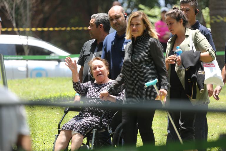 Familiares de Gugu se emocionam no enterro do apresentador