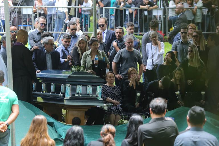 Familiares de Gugu se emocionam no enterro do apresentador