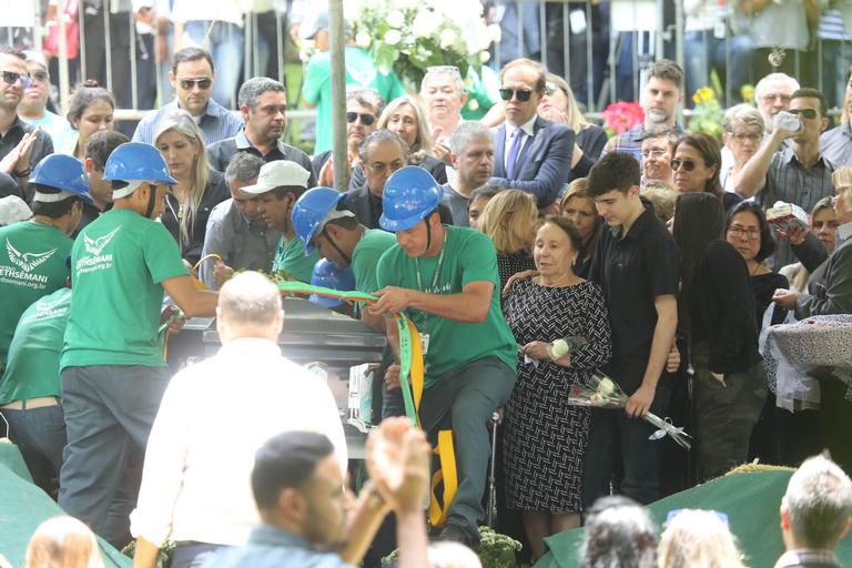 Gugu Liberato é sepultado em cemitério de São Paulo