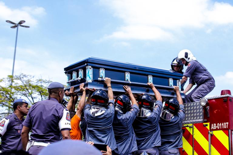 João Augusto segue cortejo de dentro do caminhão dos bombeiros