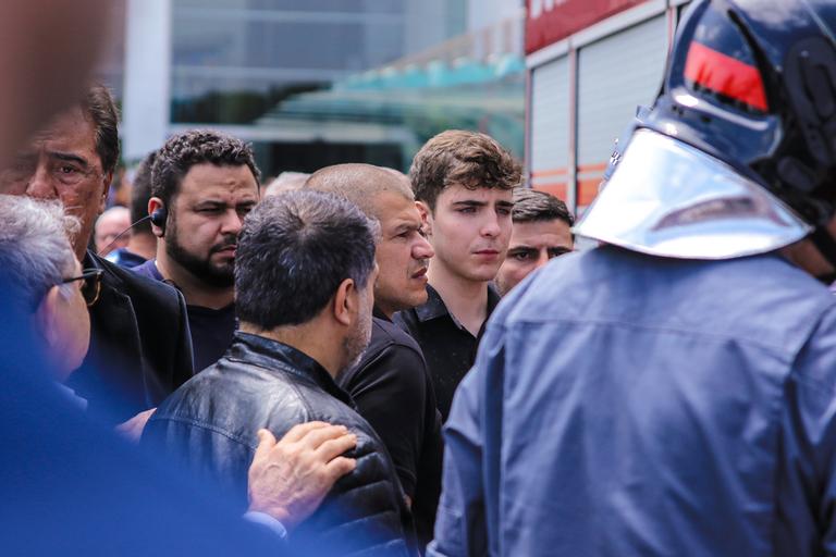 João Augusto segue cortejo de dentro do caminhão dos bombeiros