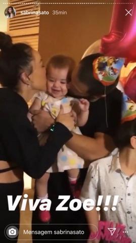 Zoe Sato comemora 1 ano com festa íntima