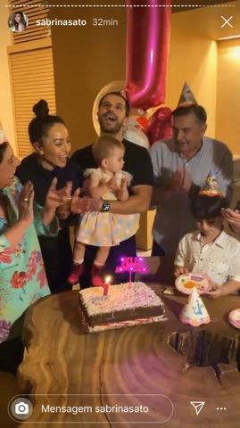 Zoe Sato comemora 1 ano com festa íntima