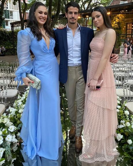 Claudia Raia mostra fotos do casamento de Ale de Souza e Rodrigo Shimoto