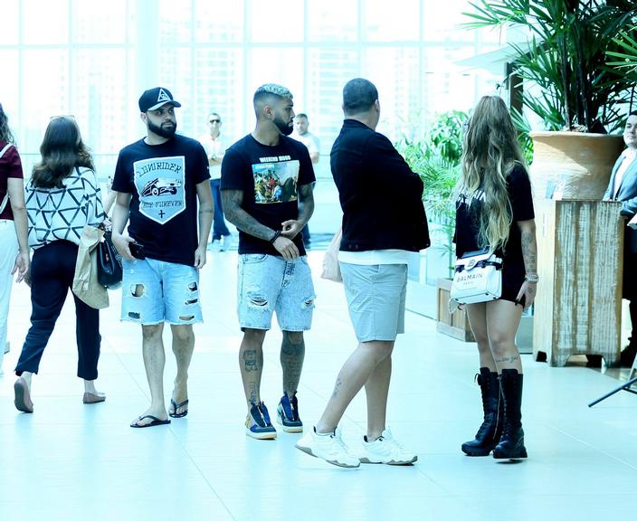 Gabigol e Rafaella Santos são flagrados no shopping