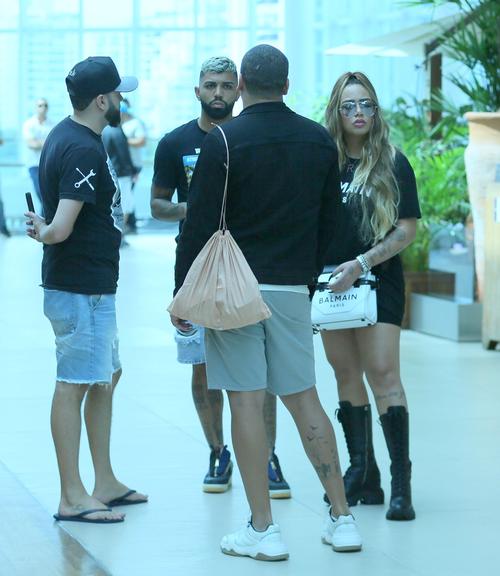 Gabigol e Rafaella Santos são flagrados no shopping