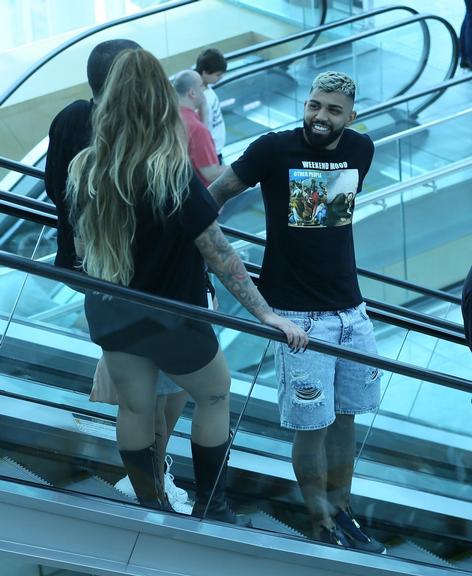 Gabigol e Rafaella Santos são flagrados no shopping