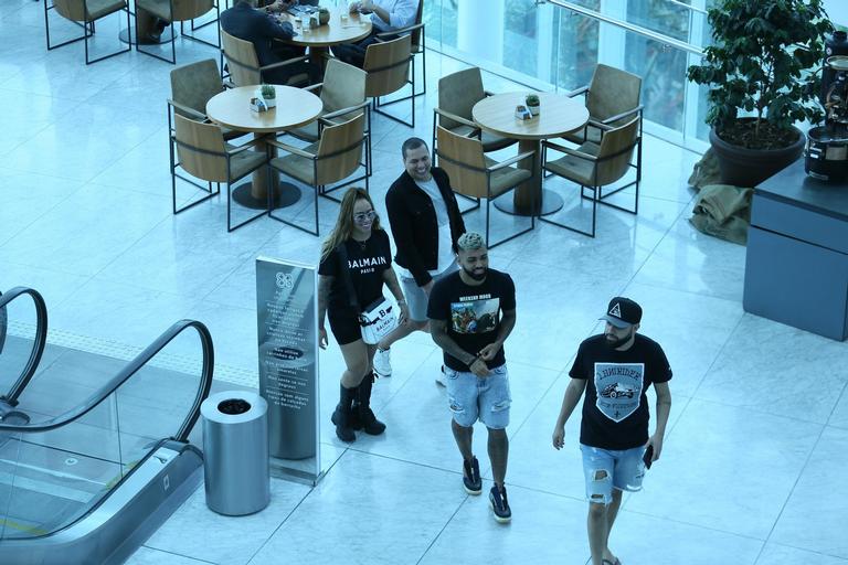 Gabigol e Rafaella Santos são flagrados no shopping