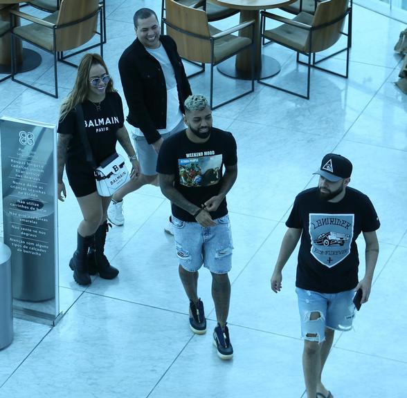 Gabigol e Rafaella Santos são flagrados no shopping