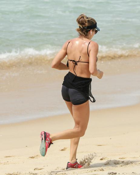 Grazi Massafera exibe boa forma ao correr na praia