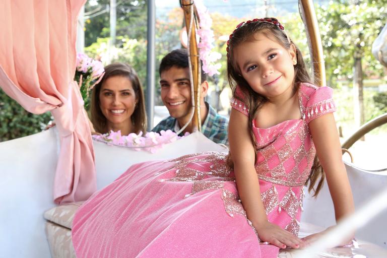 Aniversário da filha de Deborah Secco e Hugo Moura