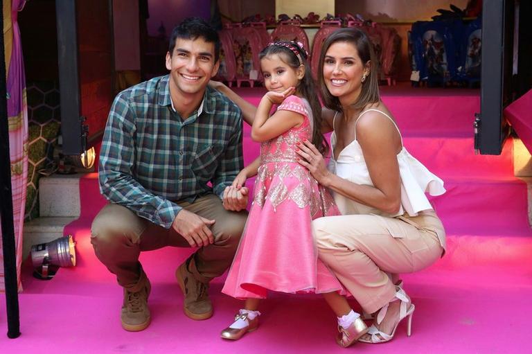 Aniversário da filha de Deborah Secco e Hugo Moura