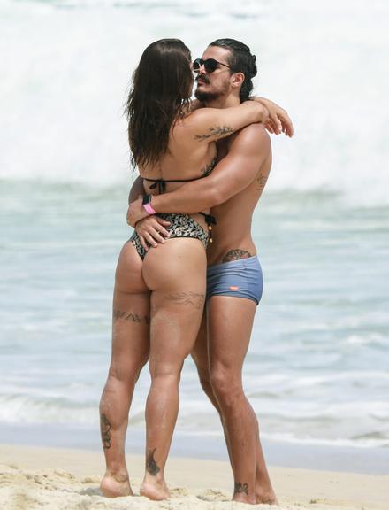 Priscila Fantin e Bruno Lopes na praia da Barra da Tijuca