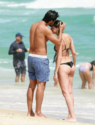 Agatha Moreira e Rodrigo Simas trocam beijos na praia