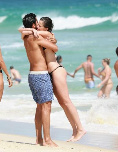 Agatha Moreira e Rodrigo Simas trocam beijos na praia