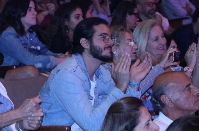 Fátima Bernardes ganha flores e beijos de Túlio Gadelha