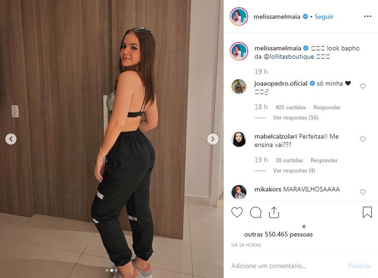 Mel Maia aposta em look prateado em festa no Rio de Janeiro