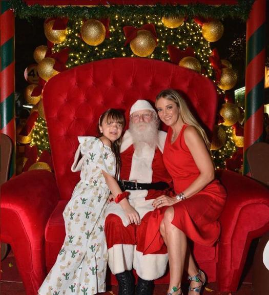 Ticiane Pinheiro leva Rafaella para evento de Natal 