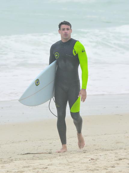 Cauã Reymond é flagrado na praia da Barra da Tijuca