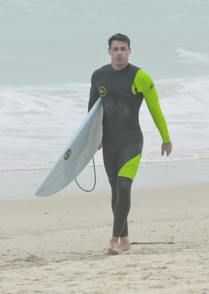 Cauã Reymond é flagrado na praia da Barra da Tijuca