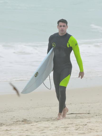 Cauã Reymond é flagrado na praia da Barra da Tijuca