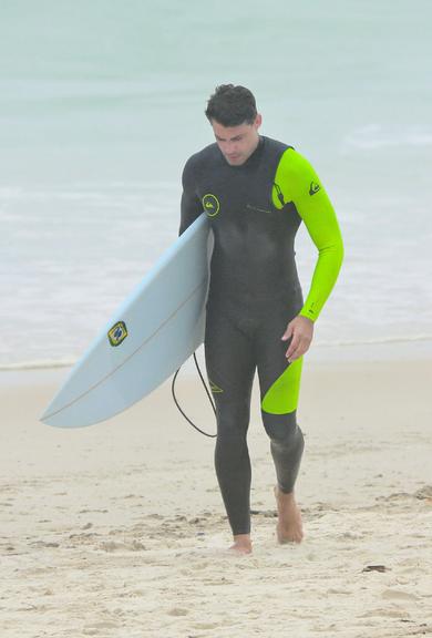 Cauã Reymond é flagrado na praia da Barra da Tijuca