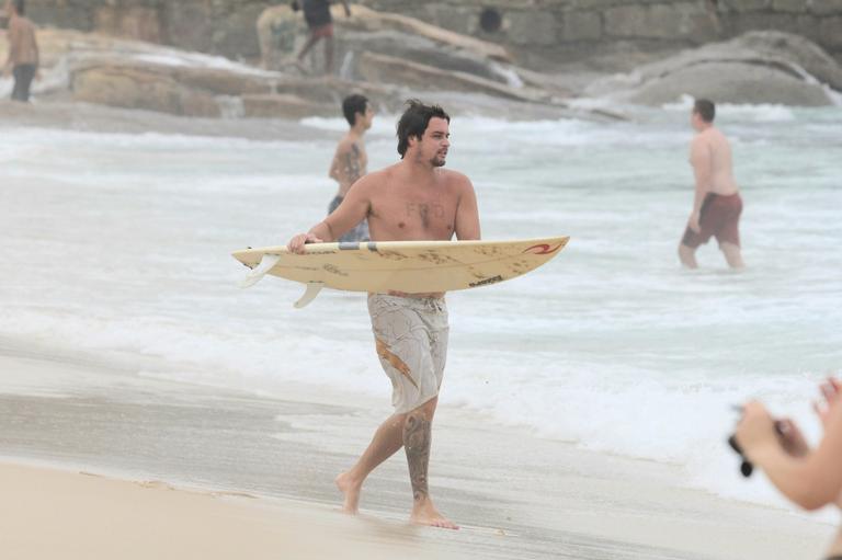 Felipe Dylon é flagrado surfando no Rio de Janeiro