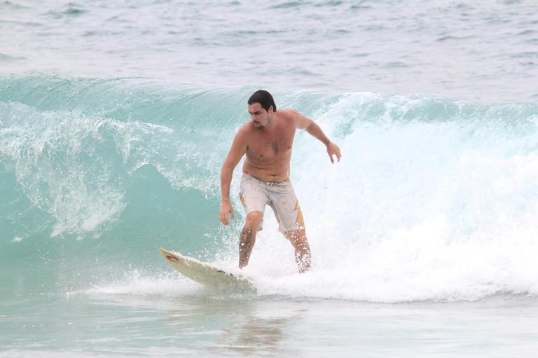 Felipe Dylon é flagrado surfando no Rio de Janeiro