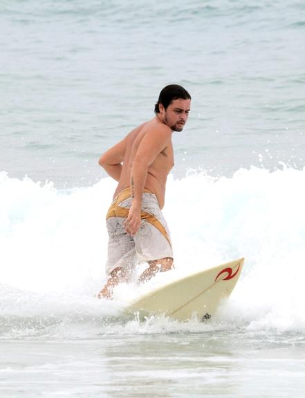 Felipe Dylon é flagrado surfando no Rio de Janeiro