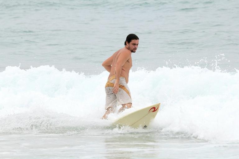 Felipe Dylon é flagrado surfando no Rio de Janeiro