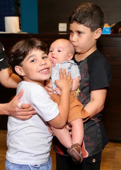 Joaquim rouba a cena com look fofo no aniversário do primo