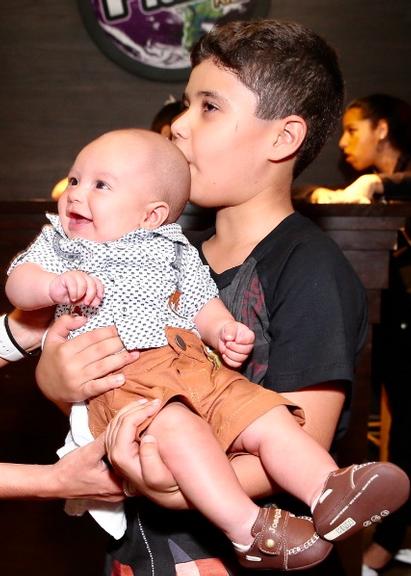 Joaquim rouba a cena com look fofo no aniversário do primo