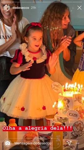 Aniversário da filha de Deborah Secco e Hugo Moura na escola