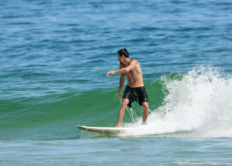 Bruno Montaleone é flagrado surfando no Rio de Janeiro