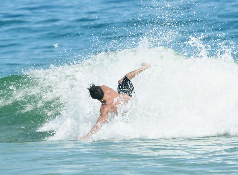 Bruno Montaleone é flagrado surfando no Rio de Janeiro