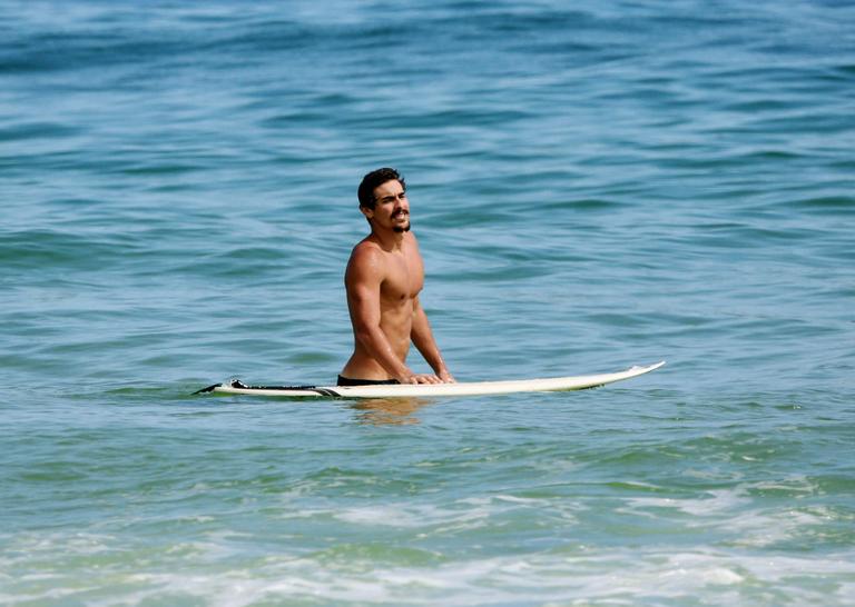 Bruno Montaleone é flagrado surfando no Rio de Janeiro