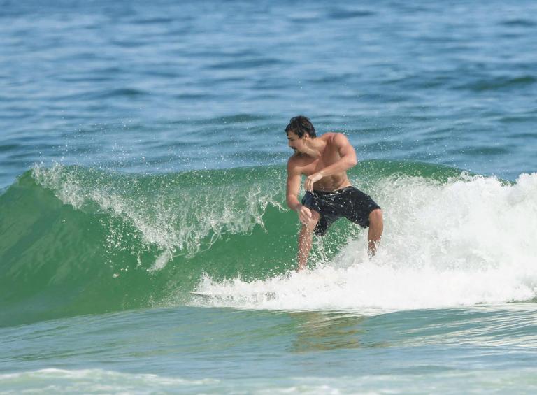 Bruno Montaleone é flagrado surfando no Rio de Janeiro