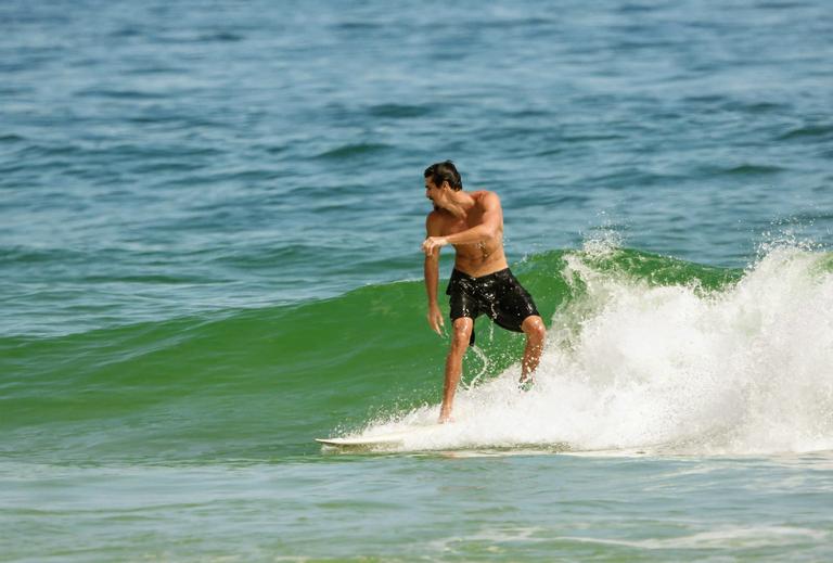 Bruno Montaleone é flagrado surfando no Rio de Janeiro