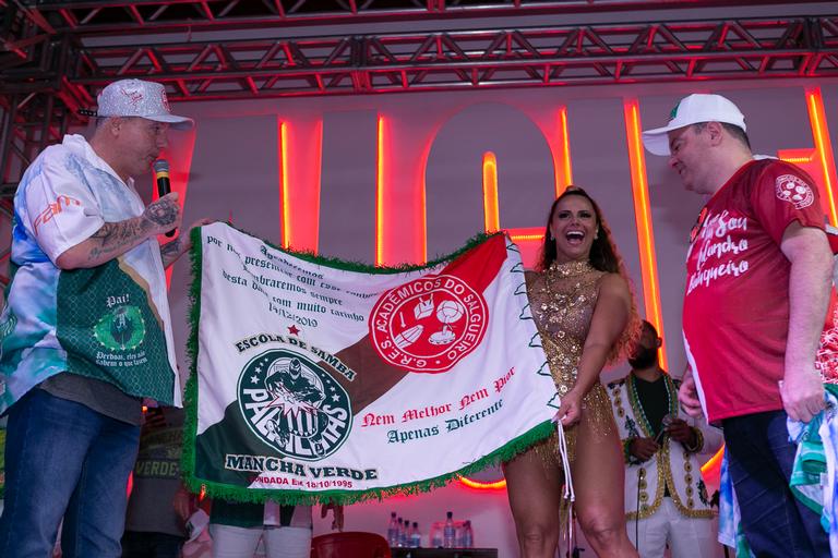 Rainha de bateria das duas agremiações, Viviane Araújo se esbaldou em ensaio especial na escola carioca