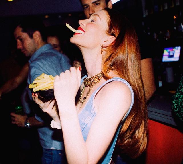 Marina Ruy Barbosa curte karaoke com os amigos