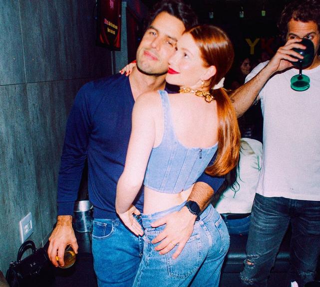 Marina Ruy Barbosa curte karaoke com os amigos