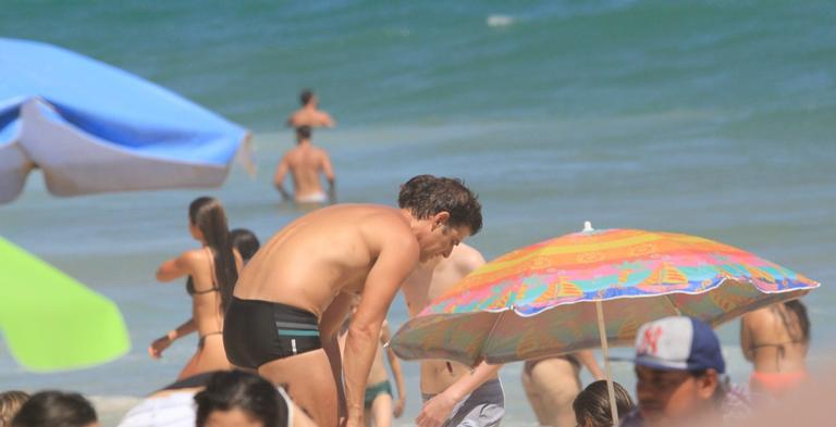 Reynaldo Gianecchini é flagrado na praia do Leblon