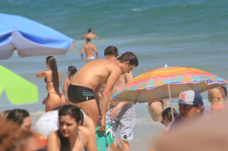 Reynaldo Gianecchini é flagrado na praia do Leblon