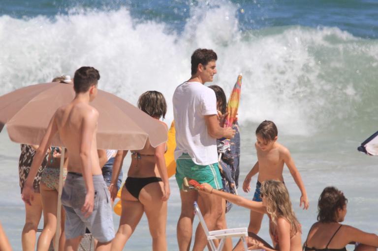 Reynaldo Gianecchini é flagrado na praia do Leblon