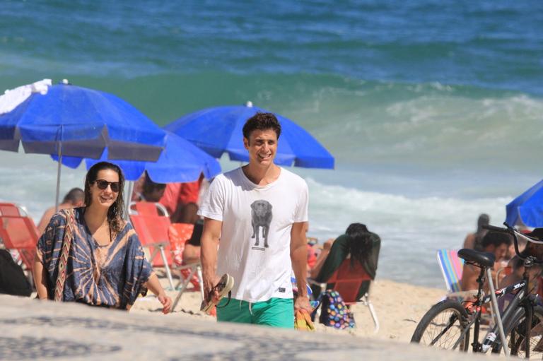 Reynaldo Gianecchini é flagrado na praia do Leblon