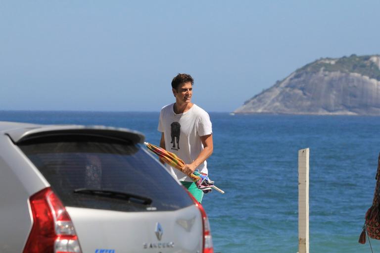 Reynaldo Gianecchini é flagrado na praia do Leblon