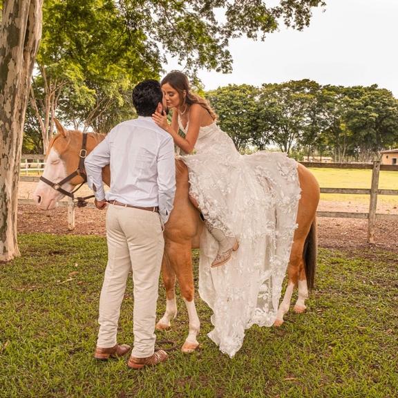 Sorocaba e Biah Rodrigues divulgam cliques do casamento