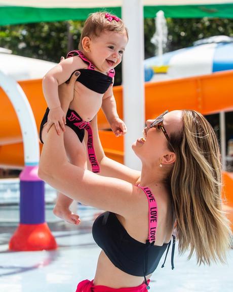 Thaeme Mariôto e a filha Liz de biquínis iguais