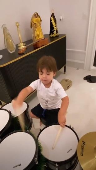 Gusttavo Lima ensina Gabriel e Samuel a tocar instrumentos